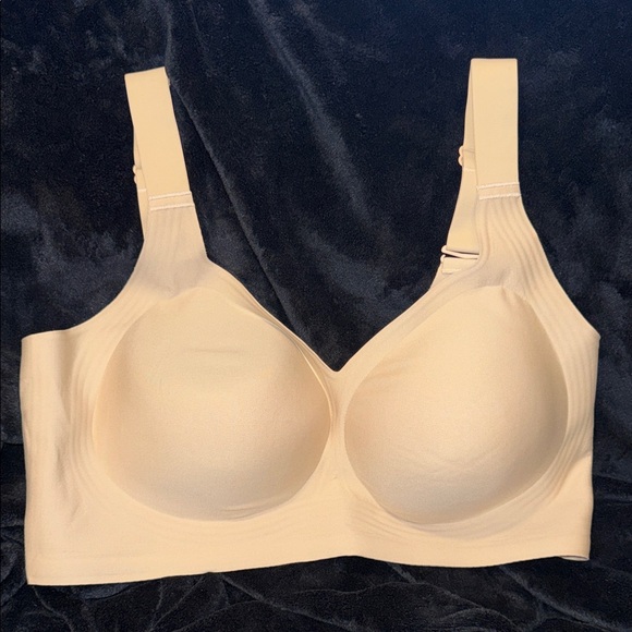 Other - Elegant Beige Seamless Bra